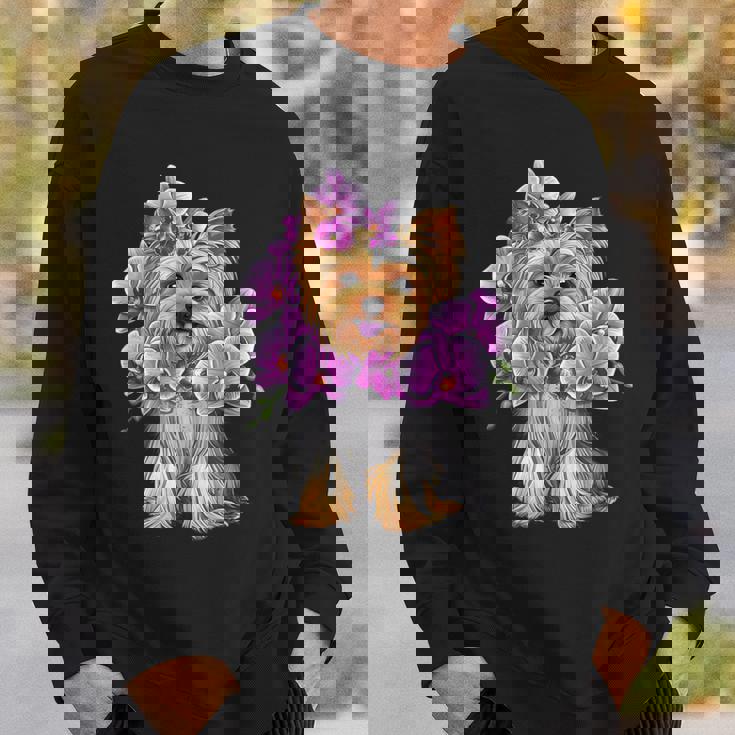 花を持つヨークシャー テリア スウェットシャツ 彼への贈り物