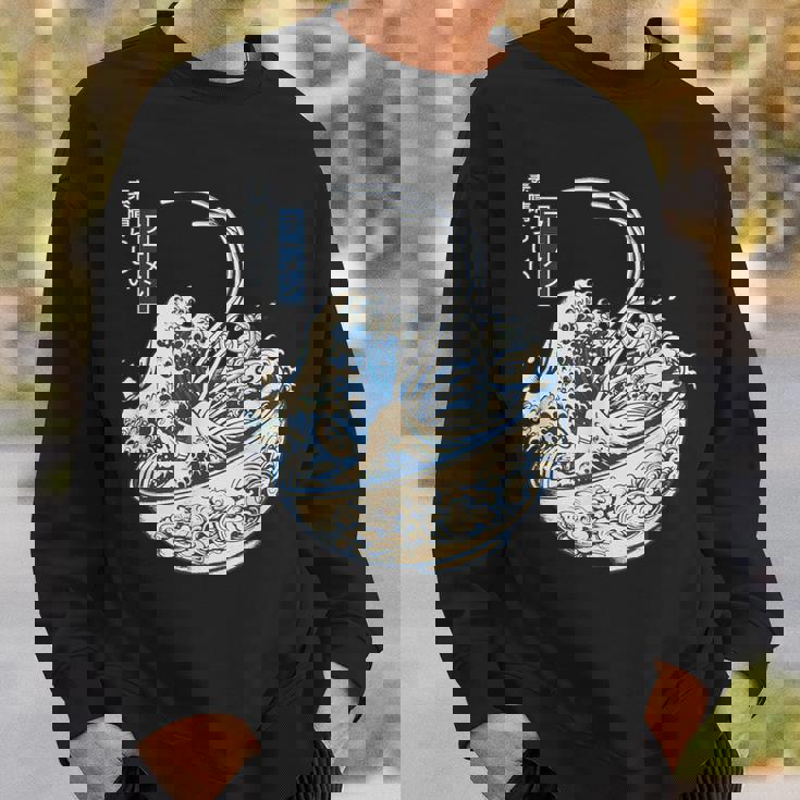 葛飾 北斎 神奈川沖浪裏 有名なヴィンテージアート ラーメン好き ラーメンオタク ラーメン 面白い ネタ ごはん 飯 麺 スウェットシャツ 彼への贈り物