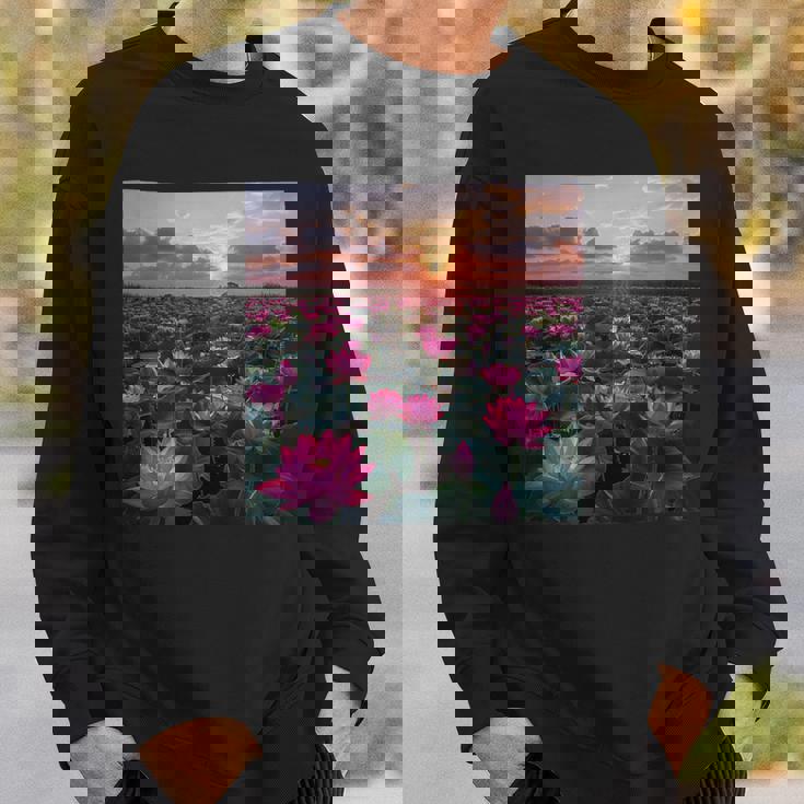 蓮の花畑 美しい夕日のグラフィック スウェットシャツ 彼への贈り物