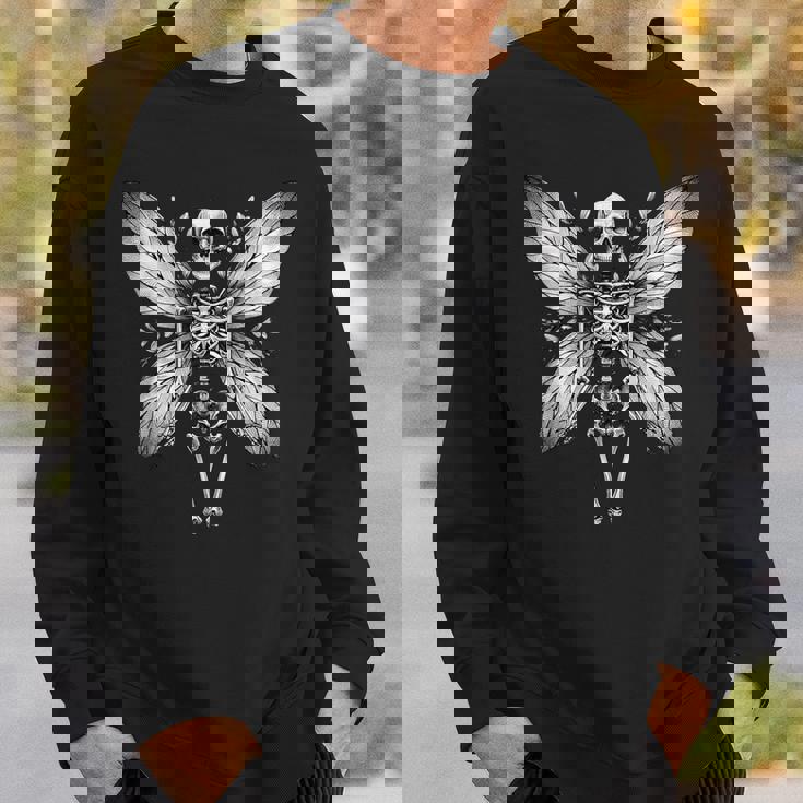蝶の羽を持つスケルトンのイラスト スウェットシャツ 彼への贈り物