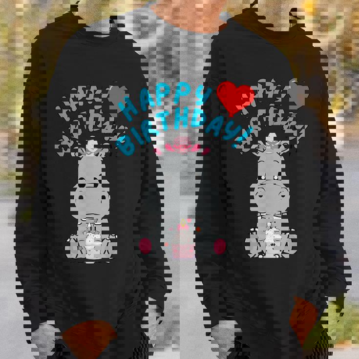 誕生日おめでとうギフト かわいいカバが彼女の誕生日を祝います スウェットシャツ 彼への贈り物