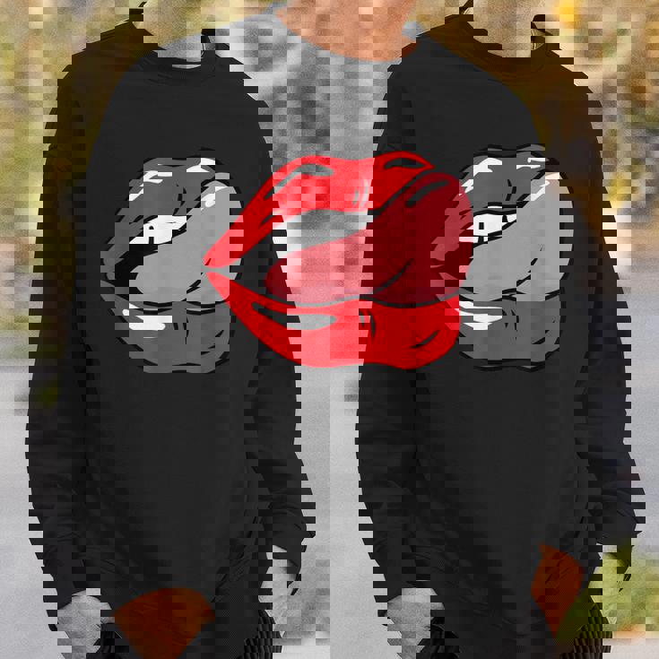 赤い唇を舐めるロックンロールグラフィック。 スウェットシャツ 彼への贈り物