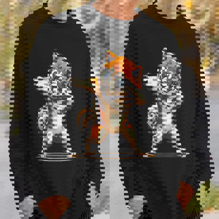 軽く叩く秋田犬 踊る軽く叩く犬 スウェットシャツ 彼への贈り物