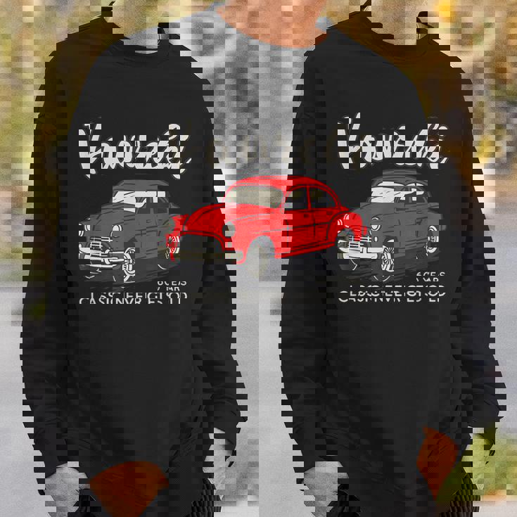 還暦祝い 車好き 父 男性 レトロ クラシックカー60歳 Classic Never Gets Old スウェットシャツ 彼への贈り物