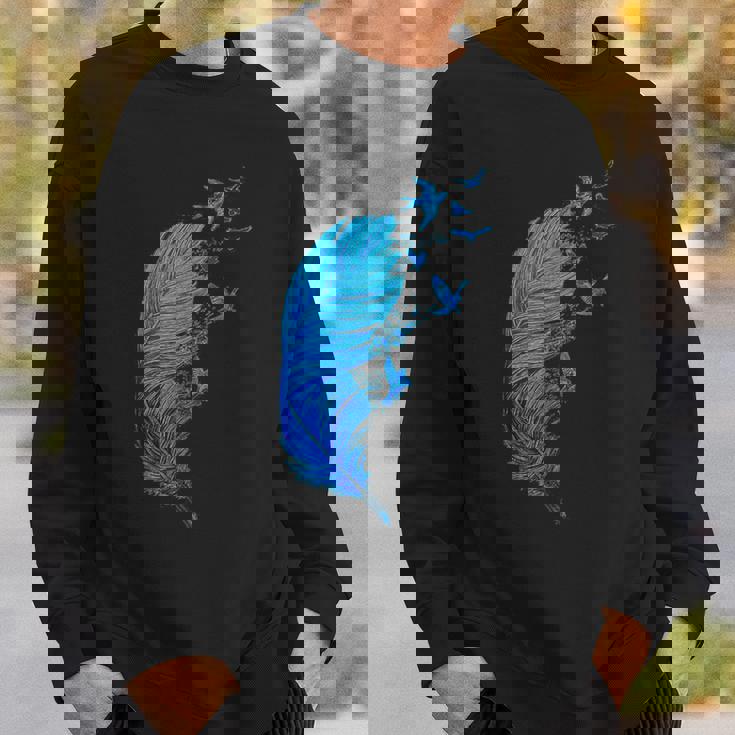 青い羽と鳥が飛んでいる青い羽 キュートでスタイリッシュ スウェットシャツ 彼への贈り物