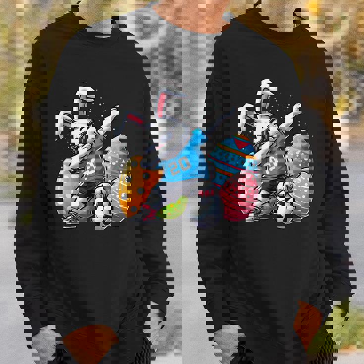 面白いイースターバニーとサッカーボールで軽くたたくイースターバニー。 スウェットシャツ 彼への贈り物