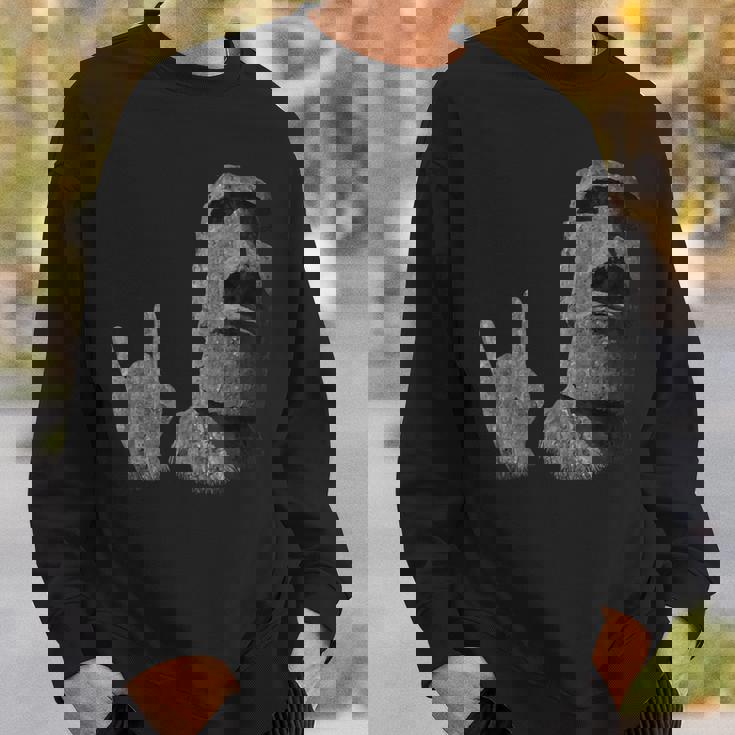 面白いイースター島のモアイ像のロッカーign Of The Horns スウェットシャツ 彼への贈り物