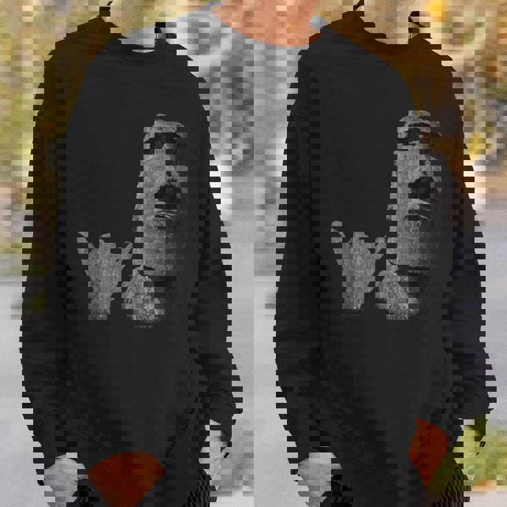 面白いイースター島のラパヌイのモアイ像 サーファーのシャカのサイン スウェットシャツ 彼への贈り物