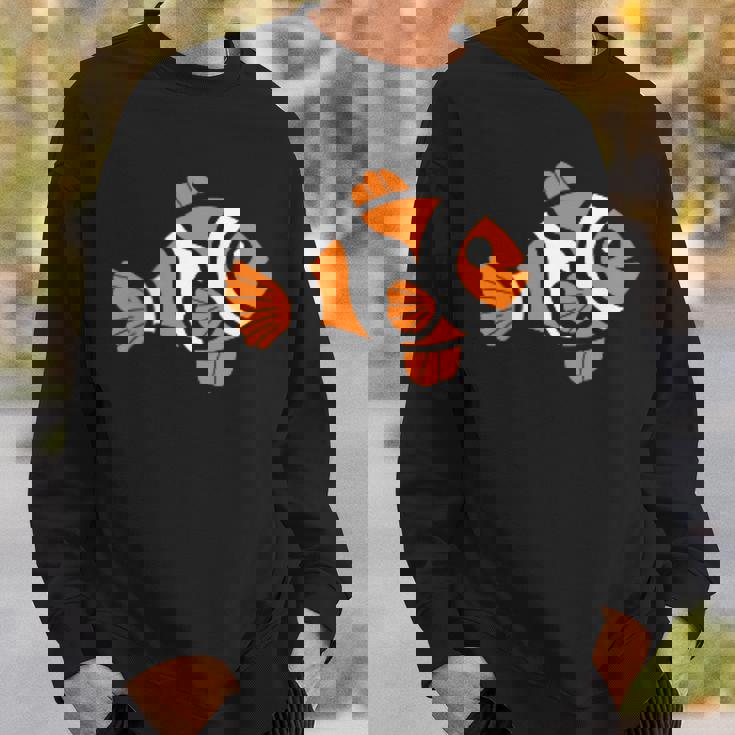 面白いカクレクマノミ シンプルで小さいかわいいカクレクマノミ スウェットシャツ 彼への贈り物