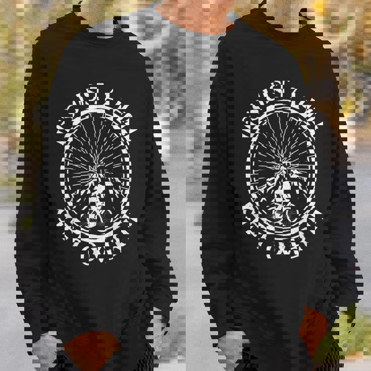 面白いロードバイク サイクリング It's Just A Hill Get Over It スウェットシャツ 彼への贈り物