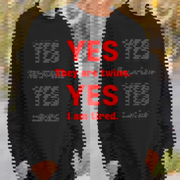 面白い双子子育てはい双子ですはい私は疲れています スウェットシャツ 彼への贈り物