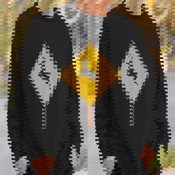 鹿を渡る道路標識コスチューム スウェットシャツ 彼への贈り物