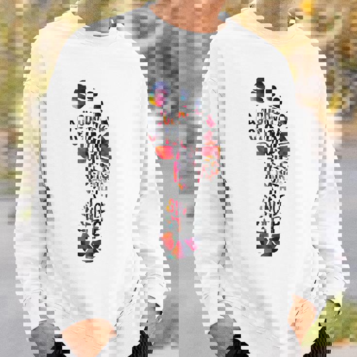 1000マイルの旅は一歩で始まる。 スウェットシャツ 彼への贈り物