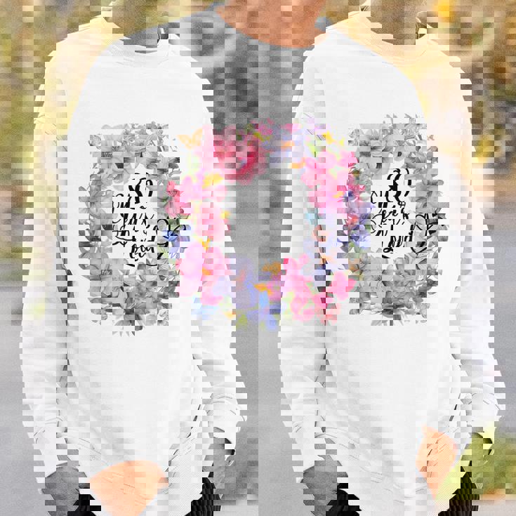 80 Years Loved 80歳の誕生日 フローラルリース 80歳 スウェットシャツ 彼への贈り物