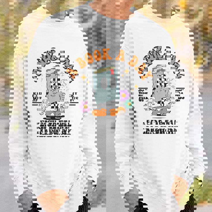 A Book A Day Keep The Mental Breakdown Away Book Lovers スウェットシャツ 彼への贈り物