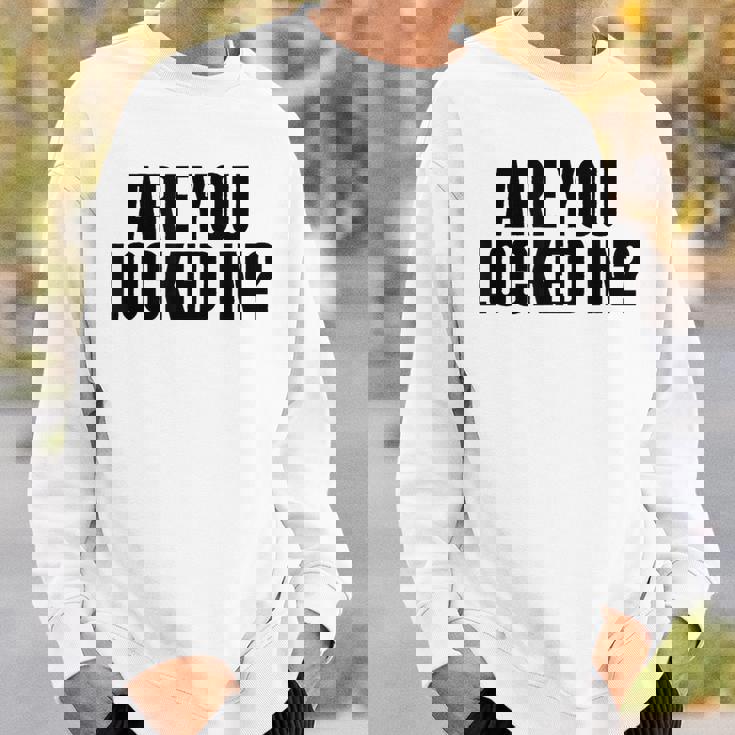 Are You Locked In モチベーションを高めるオールキャップブラックテキストデザイン スウェットシャツ 彼への贈り物