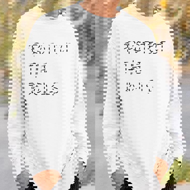 Protect The Dolls。 スウェットシャツ 彼への贈り物