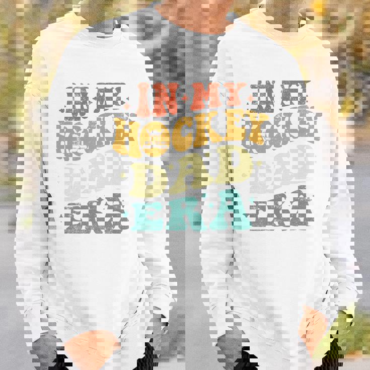 In My Hockey Dad Era ファニーホッケーお父さん ヴィンテージ 父の日 長袖tシャツ スウェットシャツ 彼への贈り物