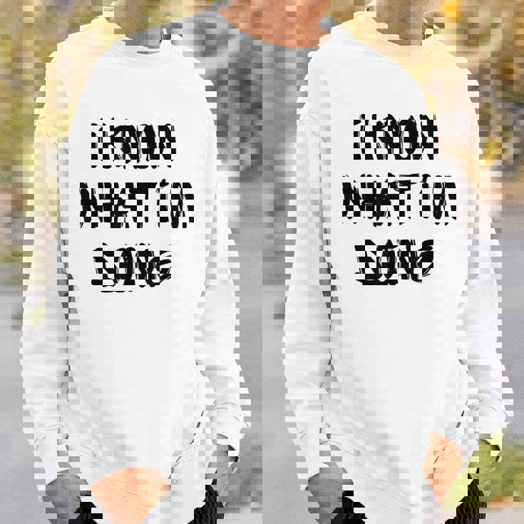 I Know What I'm Doing 面白いホワイトライパーティーアイデア スウェットシャツ 彼への贈り物