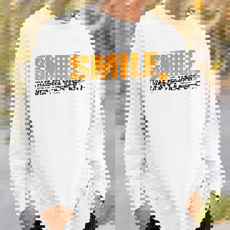 Smile It Makes People Wonder What You're Up To スウェットシャツ 彼への贈り物