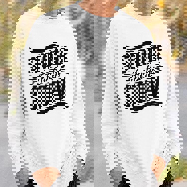 Stronger Than Thetorm Motivational Inspirational Positive スウェットシャツ 彼への贈り物