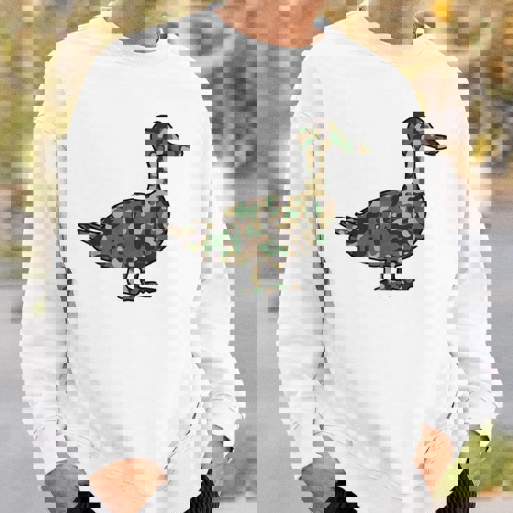 「鴨フラージュ」かも カモフラージュ 迷彩 ダジャレ 駄洒落 動物 鳥 カモ 鳧 カムフラージュ 兵士 軍隊 軍人 国防 スウェットシャツ 彼への贈り物