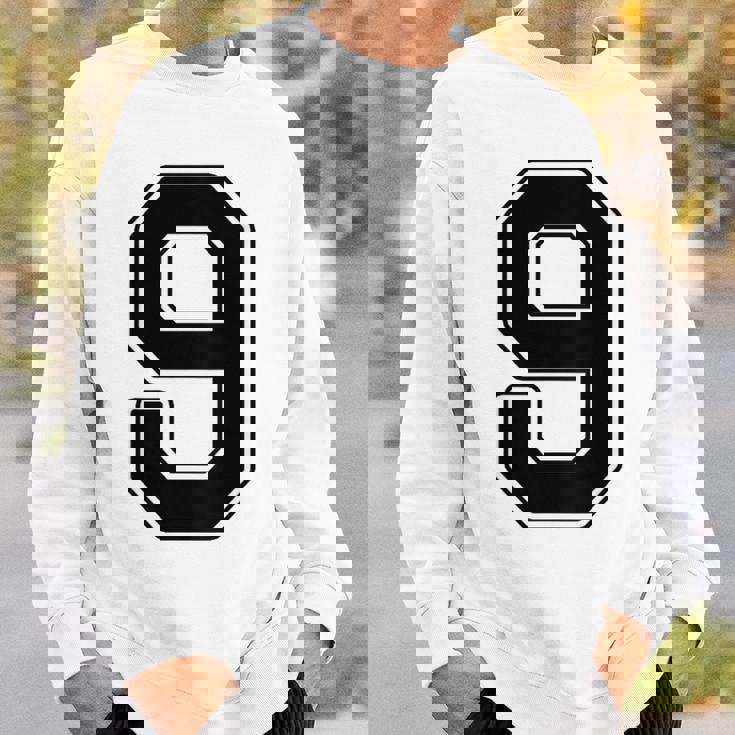 【バックプリント・背中側】9 数字 背番号 ユニフォーム ナンバー【ブラック／黒 の文字】スポーツ 練習着 部活 スウェットシャツ 彼への贈り物