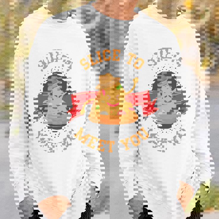 あなたに会うためにチーズクラストとスライス用のスライスが入ったピザ。 長袖tシャツ スウェットシャツ 彼への贈り物