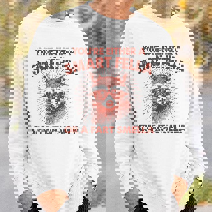 お前は利口なやつかおなら臭いのどっちかだ スウェットシャツ 彼への贈り物