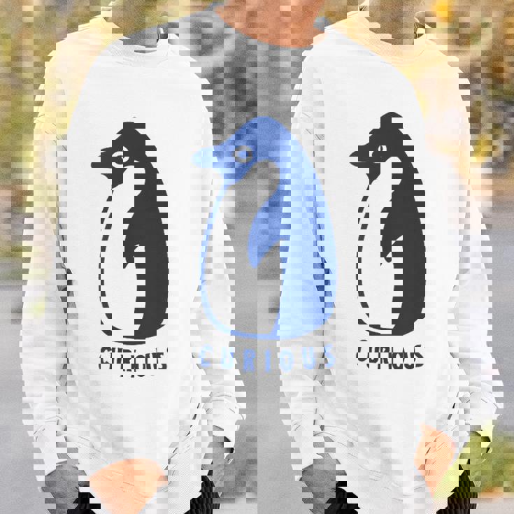 かわいいアデリーペンギン、学習者や探検家のためのミニマルアート。 スウェットシャツ 彼への贈り物