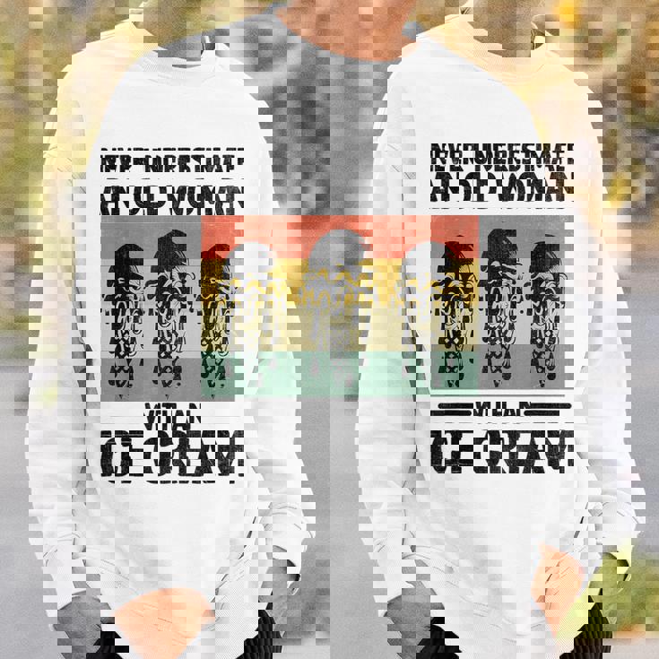 アイスクリームを持った老婆を決して過小評価しない スウェットシャツ 彼への贈り物