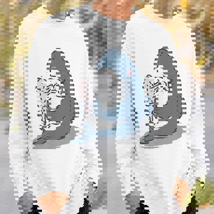 イカを噛み切ることができないサメ スウェットシャツ 彼への贈り物