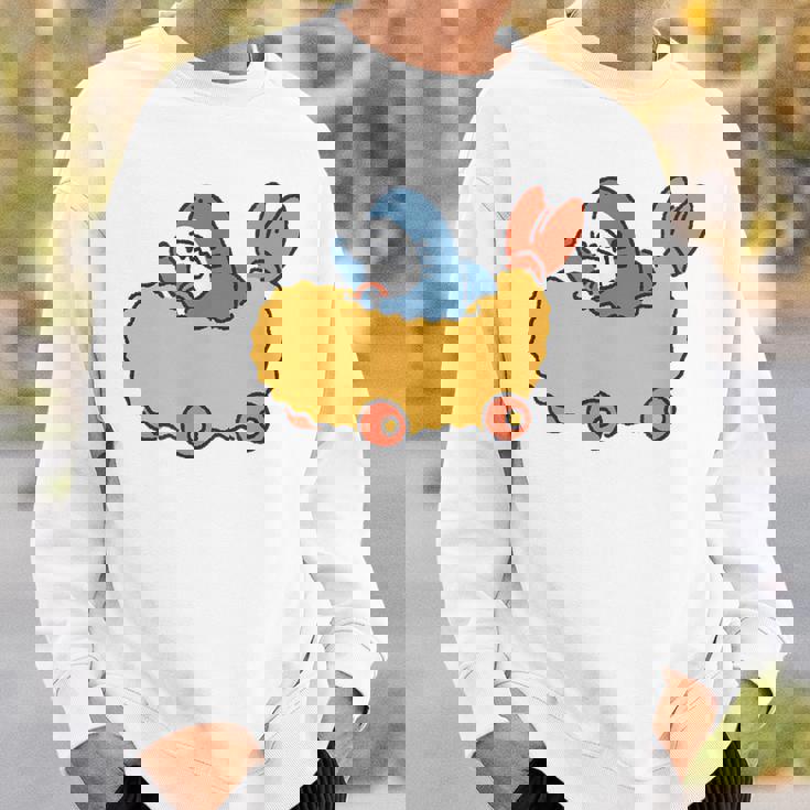 エビフライのくるまを運転するサメ スウェットシャツ 彼への贈り物