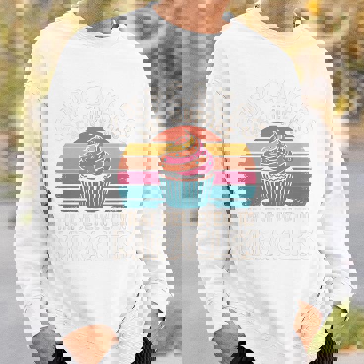 カップケーキは奇跡を信じたマフィンです レトロカップケーキ 長袖tシャツ スウェットシャツ 彼への贈り物