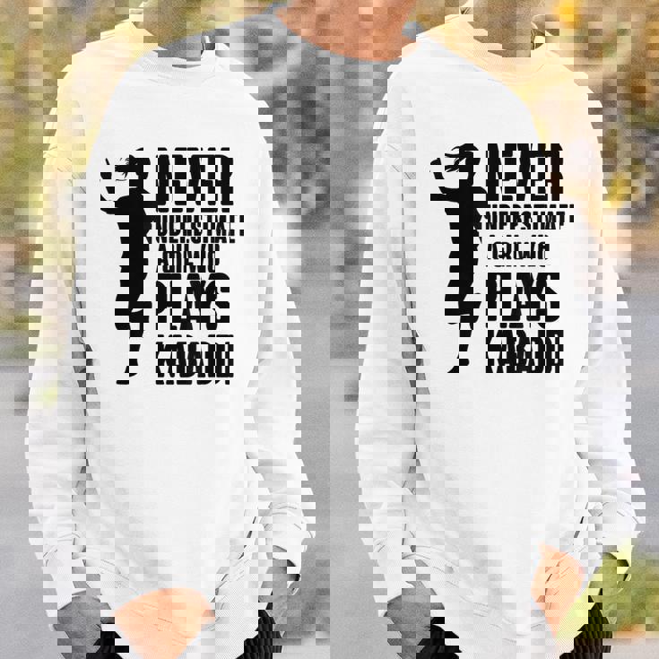 カヴァディを演じる少女を決して過小評価しない スウェットシャツ 彼への贈り物