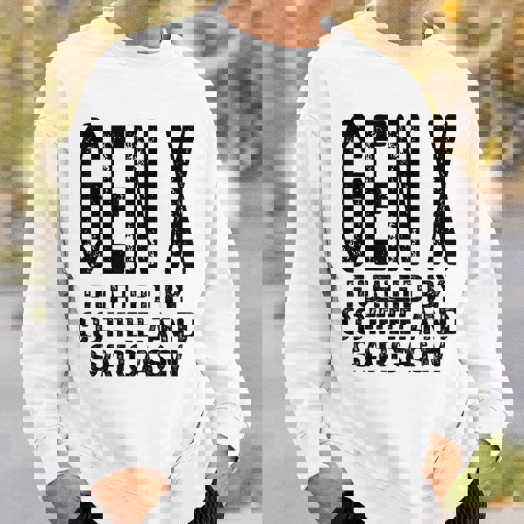 コーヒーと皮肉なユーモアに刺激された面白いジェネレーションx Gen X スウェットシャツ 彼への贈り物