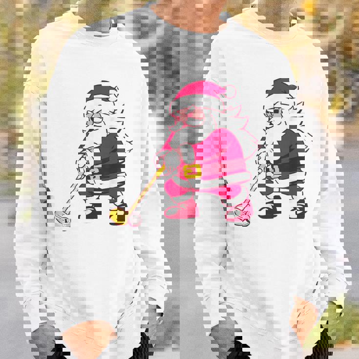 ゴルフをする面白い醜いクリスマスサンタ。 スウェットシャツ 彼への贈り物