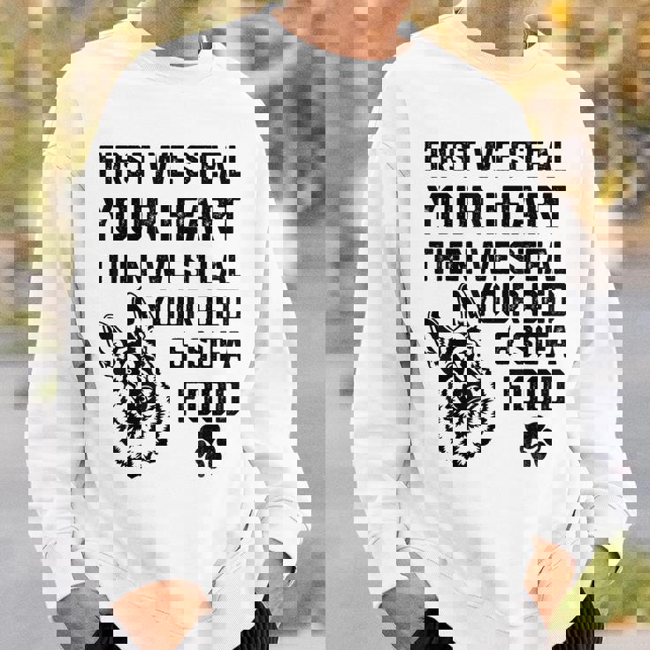 ジャーマン・シェパードはあなたの心を盗みますあなたのベッドとソファを盗みます スウェットシャツ 彼への贈り物