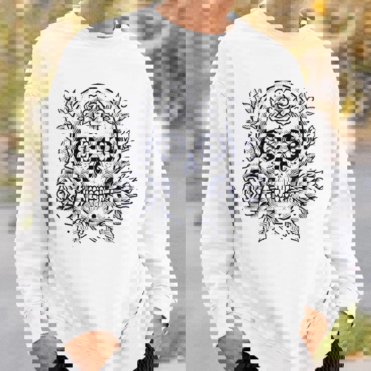 スカルと花の伝統的なタトゥースタイル スウェットシャツ 彼への贈り物