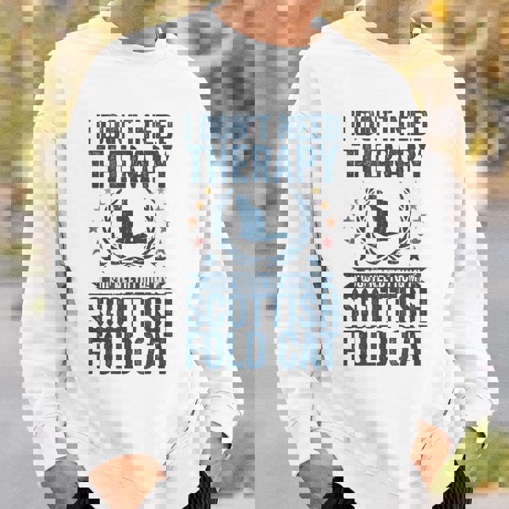 セラピーは要らない、スコティッシュ・フォールドの猫を抱きしめて スウェットシャツ 彼への贈り物