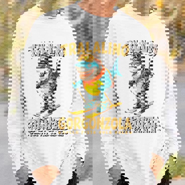 トララリーノ・ゴルゴンゾーラ – トララレロチーズミッションのスキーシャーク。 長袖tシャツ スウェットシャツ 彼への贈り物