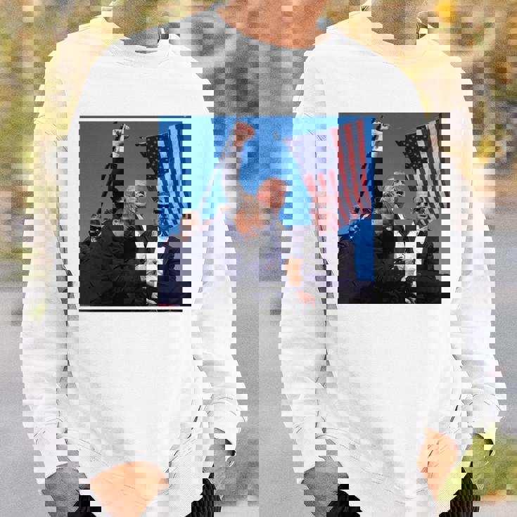 トランプ大統領のために祈り、決して降伏しない、神の祝福トランプ。 長袖tシャツ スウェットシャツ 彼への贈り物