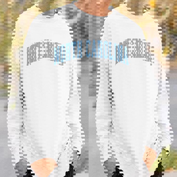 ノースカロライナ州ノースカロライナ州ヴィンテージアスレチックスポーツデザインブルースタイル スウェットシャツ 彼への贈り物