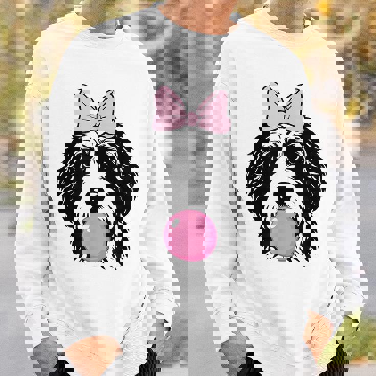 バブルガムを持つバーネドゥードル犬 スウェットシャツ 彼への贈り物