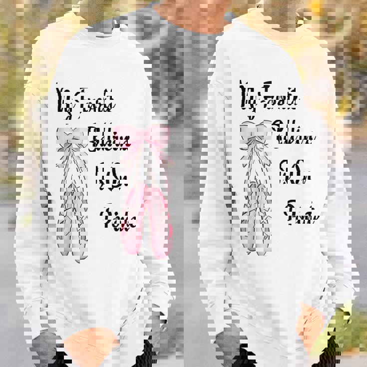 バレエバレリーナダンス My Favorite Ballerina Is On Pointe スウェットシャツ 彼への贈り物