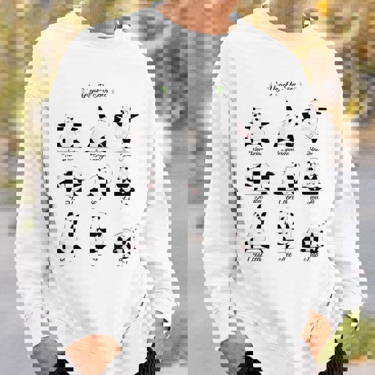 パンダヨガポーズ、パンダは異なるヨガポジションを作ります。 スウェットシャツ 彼への贈り物