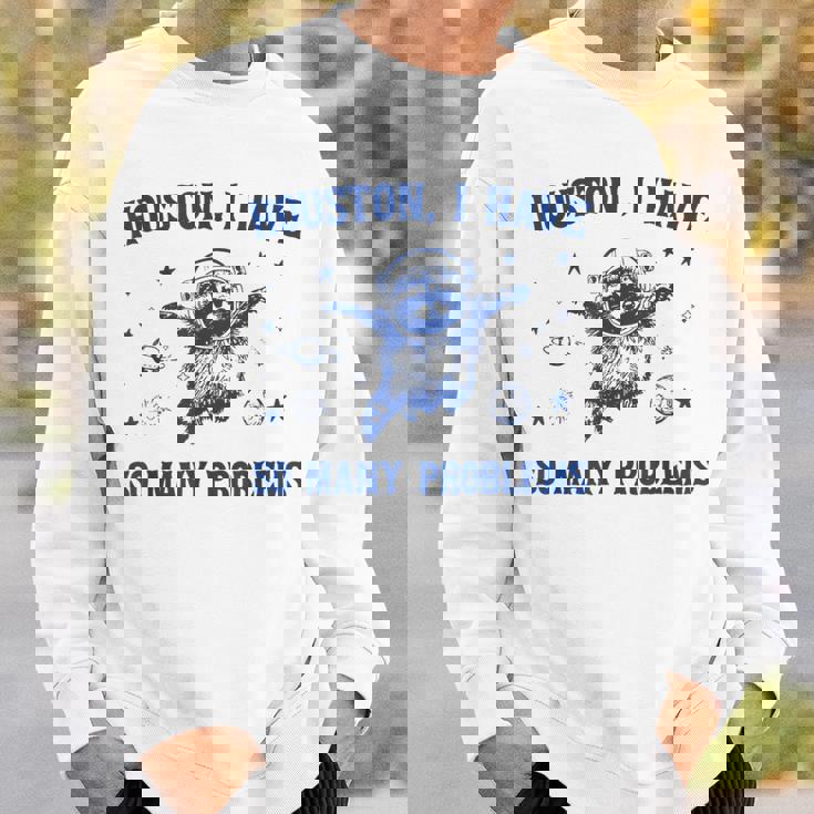 ヒューストン色んな問題を抱えてるおもしろいアライグマ スウェットシャツ 彼への贈り物