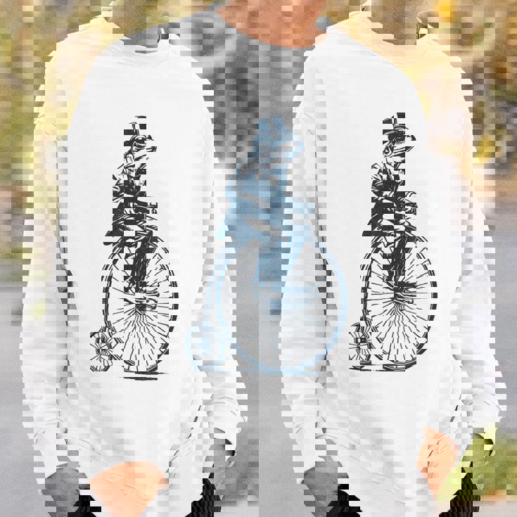 ビンテージのペニーファージング自転車に乗る粋なカエルのサイクリスト スウェットシャツ 彼への贈り物