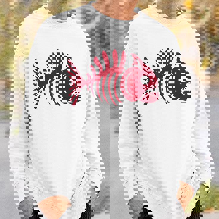 ピラニアスケルトン。魚の頭蓋骨と骨の様式化されたデザイン。 スウェットシャツ 彼への贈り物