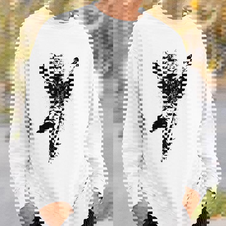 フライングvギターで遊ぶ猫 スウェットシャツ 彼への贈り物